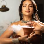 Megha Gupta Instagram – 𝑰 𝒘𝒊𝒍𝒍 𝒏𝒐𝒕 𝒓𝒆𝒔𝒄𝒖𝒆 𝒚𝒐𝒖,
𝒇𝒐𝒓 𝒚𝒐𝒖 𝒂𝒓𝒆 𝒏𝒐𝒕 𝒑𝒐𝒘𝒆𝒓𝒍𝒆𝒔𝒔.
𝑰 𝒘𝒊𝒍𝒍 𝒏𝒐𝒕 𝒇𝒊𝒙 𝒚𝒐𝒖.
𝑭𝒐𝒓 𝒚𝒐𝒖 𝒂𝒓𝒆 𝒏𝒐𝒕 𝒃𝒓𝒐𝒌𝒆𝒏.
𝑰 𝒘𝒊𝒍𝒍 𝒏𝒐𝒕 𝒉𝒆𝒂𝒍 𝒚𝒐𝒖.
𝑭𝒐𝒓 𝑰 𝒔𝒆𝒆 𝒚𝒐𝒖 𝒊𝒏 𝒚𝒐𝒖𝒓 𝒘𝒉𝒐𝒍𝒆𝒏𝒆𝒔𝒔
𝑰 𝒘𝒊𝒍𝒍 𝒘𝒂𝒍𝒌 𝒘𝒊𝒕𝒉 𝒚𝒐𝒖 𝒕𝒉𝒓𝒐𝒖𝒈𝒉 𝒕𝒉𝒆 𝒅𝒂𝒓𝒌𝒏𝒆𝒔𝒔
𝒂𝒔 𝒚𝒐𝒖 𝒓𝒆𝒎𝒆𝒎𝒃𝒆𝒓 𝒚𝒐𝒖𝒓 𝒍𝒊𝒈𝒉𝒕.

– 𝒕𝒉𝒆 𝒎𝒆𝒅𝒊𝒄𝒊𝒏𝒆 𝒘𝒐𝒎𝒂𝒏 🔱

#energyplay #energyhealing #medicine #healing #healingvibrations #medicinewoman #sacredspace #sacredenergyexchange #sacredenergy #meghagupta