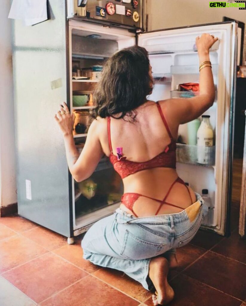 Megha Gupta Instagram - How many times have you opened the fridge hoping something will magically appear to help with your cravings ? But what are cravings really ? Cravings serve as signals that something might be lacking in the body; for instance, a craving for chocolate could indicate a magnesium deficiency. Our cravings have a unique way of communicating what our bodies need, and it's fascinating to decode those messages. Life is a mix of staying healthy and listening to the wisdom of our cravings. While cravings can sometimes indicate specific nutrient deficiencies or physiological needs, they can also be influenced by psychological factors, such as stress or emotional comfort. Listening to your body's signals and maintaining a well-rounded diet is key to overall health and well-being. Hope this helps, breathe well, megha #health #wellness #food #nutrition #fitness #cravings #deficiency #biohacking #munchies #fitness #muscle #vitamins #minerals