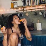 Megha Gupta Instagram - ᴛᴏ ʙᴇ ᴀʙʟᴇ ᴛᴏ ᴇɴᴊᴏʏ ᴀ ᴄᴏʟᴅ ᴘɪᴇᴄᴇ ᴏꜰ ᴊᴜɪᴄʏ ꜰʀᴜɪᴛ ɪꜱ ꜱᴜᴄʜ ᴀ ᴘʀɪᴠɪʟᴇɢᴇ. ꜱᴏᴍᴇᴛɪᴍᴇꜱ ɪ’ᴍ ꜱᴏ ꜰᴏᴄᴜꜱᴇᴅ ᴏɴ ᴍʏ ꜰᴜᴛᴜʀᴇ ᴛʜᴀᴛ ɪ ᴅᴏɴ’ᴛ ʀᴇᴀʟɪꜱᴇ ɪ’ᴍ ɪɴ ᴛʜᴇ ᴍɪᴅᴅʟᴇ ᴏꜰ ᴡʜᴀᴛ ɪ ᴘʀᴀʏᴇᴅ ꜰᴏʀ. ꜰᴏʀ ᴍᴇ, ꜰʀᴜɪᴛ ᴡᴀꜱ ᴡʜᴇɴ ɪ ɢᴏᴛ ᴀ ʜʏᴘᴏ (ɢʟʏᴄᴇᴍɪᴀ) ᴀɴᴅ ᴛʜᴀᴛ ᴡᴀʟᴋ ᴛᴏ ᴛʜᴇ ꜰʀɪᴅɢᴇ ᴛᴏ ᴅɪɢ ɪɴᴛᴏ ᴄᴏʟᴅ ᴄᴏʟᴅ ꜰʀᴇꜱʜ ᴊᴜɪᴄʏ ꜰʀᴜɪᴛ ᴡᴀꜱ ʟɪᴋᴇ ᴀ ʙɪᴛᴇ ᴏꜰ ᴛʜᴇ ʜᴇᴀᴠᴇɴꜱ. ɪ ᴡᴏᴜʟᴅ ᴡᴀɪᴛ ᴛᴏ ɢᴇᴛ ᴀ ʟᴏᴡ ᴏɴ ꜱᴏᴍᴇ ᴅᴀʏꜱ. ɴᴏᴡ, ᴡᴇ ᴄᴀɴ ᴠᴇʀʏ ᴡᴇʟʟ ʜᴀᴠᴇ ᴀ ᴅᴇʙᴀᴛᴇ ᴏꜰ “ꜰʀᴜɪᴛ ɪꜱ ɴᴏᴛ ꜱᴜᴘᴘᴏꜱᴇ ᴛᴏ ʀᴀɪꜱᴇ ᴏʀ ʟᴏᴡᴇʀ ʏᴏᴜʀ ɢʟᴜᴄᴏꜱᴇ” ʙᴜᴛ in ᴍʏ ᴄᴀꜱᴇ ɪᴛ ᴡᴀꜱ. ᴡɪᴛʜ ᴛʜᴇ ᴡᴏʀᴋ ɪ ᴅɪᴅ ᴏɴ ᴍʏ ʜᴇᴀʟᴛʜ, ᴛʜᴇ ᴘʀᴏᴄᴇꜱꜱ ᴏꜰ ᴇʟɪᴍɪɴᴀᴛɪᴏɴ ᴀɴᴅ ᴀᴅᴅɪᴛɪᴏɴ, ɪᴛ ɴᴏ ʟᴏɴɢᴇʀ ɪꜱ. ᴇᴠᴇʀʏ ʙᴏᴅʏ ɪꜱ ᴅɪꜰꜰᴇʀᴇɴᴛ ᴀɴᴅ ᴇᴠᴇʀʏ ꜱʏꜱᴛᴇᴍ ᴅɪɢᴇꜱᴛꜱ ᴅɪꜰꜰᴇʀᴇɴᴛ ꜰᴏᴏᴅ ɪᴛᴇᴍꜱ ᴅɪꜰꜰᴇʀᴇɴᴛʟʏ. ꜰᴏʀ ɴᴏᴡ, ɪᴍᴍᴀ ᴀᴄᴋɴᴏᴡʟᴇᴅɢᴇ ʜᴏᴡ ᴅᴇʟɪᴄɪᴏᴜꜱ ᴍʏ ʟɪꜰᴇ ɪꜱ ɢᴇᴛᴛɪɴɢ ᴀɴᴅ ᴄᴏɴᴛɪɴᴜᴇ ᴅɪɢɢɪɴɢ ɪɴᴛᴏ ᴍᴀɢɪᴄ ɪɴ ᴀʟʟ ꜰᴏʀᴍꜱ. ᴀ ᴅᴇᴀʀ ꜰʀɪᴇɴᴅ ɢɪꜰᴛᴇᴅ ᴍᴇ ᴛʜɪꜱ ʙᴇᴀᴜᴛɪꜰᴜʟ ᴘɪᴇᴄᴇ ᴏꜰ ᴡᴏᴏᴅ ᴄᴜᴛ ᴅɪʀᴇᴄᴛʟʏ ꜰʀᴏᴍ ᴀ ꜰᴀʟʟᴇɴ ᴄɪɴɴᴀᴍᴏɴ ᴛʀᴇᴇ. ɪ ᴍᴇᴀɴ… #mood #home #fruit #diabetes #type1diabetes #autoimmune #health #wellness #heal #goa #india #glucose #glucosemanagement #wellbeing #nutrition #fat #protein #muscle #healthyfood #healthylifestyle #holistichealth #holistic #biohacking #MeghaGupta