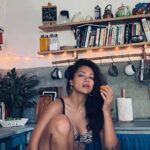 Megha Gupta Instagram - ᴛᴏ ʙᴇ ᴀʙʟᴇ ᴛᴏ ᴇɴᴊᴏʏ ᴀ ᴄᴏʟᴅ ᴘɪᴇᴄᴇ ᴏꜰ ᴊᴜɪᴄʏ ꜰʀᴜɪᴛ ɪꜱ ꜱᴜᴄʜ ᴀ ᴘʀɪᴠɪʟᴇɢᴇ. ꜱᴏᴍᴇᴛɪᴍᴇꜱ ɪ’ᴍ ꜱᴏ ꜰᴏᴄᴜꜱᴇᴅ ᴏɴ ᴍʏ ꜰᴜᴛᴜʀᴇ ᴛʜᴀᴛ ɪ ᴅᴏɴ’ᴛ ʀᴇᴀʟɪꜱᴇ ɪ’ᴍ ɪɴ ᴛʜᴇ ᴍɪᴅᴅʟᴇ ᴏꜰ ᴡʜᴀᴛ ɪ ᴘʀᴀʏᴇᴅ ꜰᴏʀ. ꜰᴏʀ ᴍᴇ, ꜰʀᴜɪᴛ ᴡᴀꜱ ᴡʜᴇɴ ɪ ɢᴏᴛ ᴀ ʜʏᴘᴏ (ɢʟʏᴄᴇᴍɪᴀ) ᴀɴᴅ ᴛʜᴀᴛ ᴡᴀʟᴋ ᴛᴏ ᴛʜᴇ ꜰʀɪᴅɢᴇ ᴛᴏ ᴅɪɢ ɪɴᴛᴏ ᴄᴏʟᴅ ᴄᴏʟᴅ ꜰʀᴇꜱʜ ᴊᴜɪᴄʏ ꜰʀᴜɪᴛ ᴡᴀꜱ ʟɪᴋᴇ ᴀ ʙɪᴛᴇ ᴏꜰ ᴛʜᴇ ʜᴇᴀᴠᴇɴꜱ. ɪ ᴡᴏᴜʟᴅ ᴡᴀɪᴛ ᴛᴏ ɢᴇᴛ ᴀ ʟᴏᴡ ᴏɴ ꜱᴏᴍᴇ ᴅᴀʏꜱ. ɴᴏᴡ, ᴡᴇ ᴄᴀɴ ᴠᴇʀʏ ᴡᴇʟʟ ʜᴀᴠᴇ ᴀ ᴅᴇʙᴀᴛᴇ ᴏꜰ “ꜰʀᴜɪᴛ ɪꜱ ɴᴏᴛ ꜱᴜᴘᴘᴏꜱᴇ ᴛᴏ ʀᴀɪꜱᴇ ᴏʀ ʟᴏᴡᴇʀ ʏᴏᴜʀ ɢʟᴜᴄᴏꜱᴇ” ʙᴜᴛ in ᴍʏ ᴄᴀꜱᴇ ɪᴛ ᴡᴀꜱ. ᴡɪᴛʜ ᴛʜᴇ ᴡᴏʀᴋ ɪ ᴅɪᴅ ᴏɴ ᴍʏ ʜᴇᴀʟᴛʜ, ᴛʜᴇ ᴘʀᴏᴄᴇꜱꜱ ᴏꜰ ᴇʟɪᴍɪɴᴀᴛɪᴏɴ ᴀɴᴅ ᴀᴅᴅɪᴛɪᴏɴ, ɪᴛ ɴᴏ ʟᴏɴɢᴇʀ ɪꜱ. ᴇᴠᴇʀʏ ʙᴏᴅʏ ɪꜱ ᴅɪꜰꜰᴇʀᴇɴᴛ ᴀɴᴅ ᴇᴠᴇʀʏ ꜱʏꜱᴛᴇᴍ ᴅɪɢᴇꜱᴛꜱ ᴅɪꜰꜰᴇʀᴇɴᴛ ꜰᴏᴏᴅ ɪᴛᴇᴍꜱ ᴅɪꜰꜰᴇʀᴇɴᴛʟʏ. ꜰᴏʀ ɴᴏᴡ, ɪᴍᴍᴀ ᴀᴄᴋɴᴏᴡʟᴇᴅɢᴇ ʜᴏᴡ ᴅᴇʟɪᴄɪᴏᴜꜱ ᴍʏ ʟɪꜰᴇ ɪꜱ ɢᴇᴛᴛɪɴɢ ᴀɴᴅ ᴄᴏɴᴛɪɴᴜᴇ ᴅɪɢɢɪɴɢ ɪɴᴛᴏ ᴍᴀɢɪᴄ ɪɴ ᴀʟʟ ꜰᴏʀᴍꜱ. ᴀ ᴅᴇᴀʀ ꜰʀɪᴇɴᴅ ɢɪꜰᴛᴇᴅ ᴍᴇ ᴛʜɪꜱ ʙᴇᴀᴜᴛɪꜰᴜʟ ᴘɪᴇᴄᴇ ᴏꜰ ᴡᴏᴏᴅ ᴄᴜᴛ ᴅɪʀᴇᴄᴛʟʏ ꜰʀᴏᴍ ᴀ ꜰᴀʟʟᴇɴ ᴄɪɴɴᴀᴍᴏɴ ᴛʀᴇᴇ. ɪ ᴍᴇᴀɴ… #mood #home #fruit #diabetes #type1diabetes #autoimmune #health #wellness #heal #goa #india #glucose #glucosemanagement #wellbeing #nutrition #fat #protein #muscle #healthyfood #healthylifestyle #holistichealth #holistic #biohacking #MeghaGupta