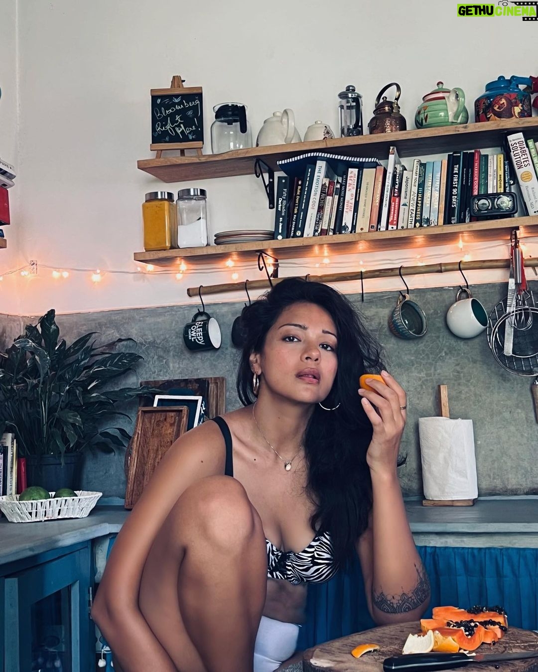 Megha Gupta Instagram - ᴛᴏ ʙᴇ ᴀʙʟᴇ ᴛᴏ ᴇɴᴊᴏʏ ᴀ ᴄᴏʟᴅ ᴘɪᴇᴄᴇ ᴏꜰ ᴊᴜɪᴄʏ ꜰʀᴜɪᴛ ɪꜱ ꜱᴜᴄʜ ᴀ ᴘʀɪᴠɪʟᴇɢᴇ. ꜱᴏᴍᴇᴛɪᴍᴇꜱ ɪ’ᴍ ꜱᴏ ꜰᴏᴄᴜꜱᴇᴅ ᴏɴ ᴍʏ ꜰᴜᴛᴜʀᴇ ᴛʜᴀᴛ ɪ ᴅᴏɴ’ᴛ ʀᴇᴀʟɪꜱᴇ ɪ’ᴍ ɪɴ ᴛʜᴇ ᴍɪᴅᴅʟᴇ ᴏꜰ ᴡʜᴀᴛ ɪ ᴘʀᴀʏᴇᴅ ꜰᴏʀ. ꜰᴏʀ ᴍᴇ, ꜰʀᴜɪᴛ ᴡᴀꜱ ᴡʜᴇɴ ɪ ɢᴏᴛ ᴀ ʜʏᴘᴏ (ɢʟʏᴄᴇᴍɪᴀ) ᴀɴᴅ ᴛʜᴀᴛ ᴡᴀʟᴋ ᴛᴏ ᴛʜᴇ ꜰʀɪᴅɢᴇ ᴛᴏ ᴅɪɢ ɪɴᴛᴏ ᴄᴏʟᴅ ᴄᴏʟᴅ ꜰʀᴇꜱʜ ᴊᴜɪᴄʏ ꜰʀᴜɪᴛ ᴡᴀꜱ ʟɪᴋᴇ ᴀ ʙɪᴛᴇ ᴏꜰ ᴛʜᴇ ʜᴇᴀᴠᴇɴꜱ. ɪ ᴡᴏᴜʟᴅ ᴡᴀɪᴛ ᴛᴏ ɢᴇᴛ ᴀ ʟᴏᴡ ᴏɴ ꜱᴏᴍᴇ ᴅᴀʏꜱ. ɴᴏᴡ, ᴡᴇ ᴄᴀɴ ᴠᴇʀʏ ᴡᴇʟʟ ʜᴀᴠᴇ ᴀ ᴅᴇʙᴀᴛᴇ ᴏꜰ “ꜰʀᴜɪᴛ ɪꜱ ɴᴏᴛ ꜱᴜᴘᴘᴏꜱᴇ ᴛᴏ ʀᴀɪꜱᴇ ᴏʀ ʟᴏᴡᴇʀ ʏᴏᴜʀ ɢʟᴜᴄᴏꜱᴇ” ʙᴜᴛ in ᴍʏ ᴄᴀꜱᴇ ɪᴛ ᴡᴀꜱ. ᴡɪᴛʜ ᴛʜᴇ ᴡᴏʀᴋ ɪ ᴅɪᴅ ᴏɴ ᴍʏ ʜᴇᴀʟᴛʜ, ᴛʜᴇ ᴘʀᴏᴄᴇꜱꜱ ᴏꜰ ᴇʟɪᴍɪɴᴀᴛɪᴏɴ ᴀɴᴅ ᴀᴅᴅɪᴛɪᴏɴ, ɪᴛ ɴᴏ ʟᴏɴɢᴇʀ ɪꜱ. ᴇᴠᴇʀʏ ʙᴏᴅʏ ɪꜱ ᴅɪꜰꜰᴇʀᴇɴᴛ ᴀɴᴅ ᴇᴠᴇʀʏ ꜱʏꜱᴛᴇᴍ ᴅɪɢᴇꜱᴛꜱ ᴅɪꜰꜰᴇʀᴇɴᴛ ꜰᴏᴏᴅ ɪᴛᴇᴍꜱ ᴅɪꜰꜰᴇʀᴇɴᴛʟʏ. ꜰᴏʀ ɴᴏᴡ, ɪᴍᴍᴀ ᴀᴄᴋɴᴏᴡʟᴇᴅɢᴇ ʜᴏᴡ ᴅᴇʟɪᴄɪᴏᴜꜱ ᴍʏ ʟɪꜰᴇ ɪꜱ ɢᴇᴛᴛɪɴɢ ᴀɴᴅ ᴄᴏɴᴛɪɴᴜᴇ ᴅɪɢɢɪɴɢ ɪɴᴛᴏ ᴍᴀɢɪᴄ ɪɴ ᴀʟʟ ꜰᴏʀᴍꜱ. ᴀ ᴅᴇᴀʀ ꜰʀɪᴇɴᴅ ɢɪꜰᴛᴇᴅ ᴍᴇ ᴛʜɪꜱ ʙᴇᴀᴜᴛɪꜰᴜʟ ᴘɪᴇᴄᴇ ᴏꜰ ᴡᴏᴏᴅ ᴄᴜᴛ ᴅɪʀᴇᴄᴛʟʏ ꜰʀᴏᴍ ᴀ ꜰᴀʟʟᴇɴ ᴄɪɴɴᴀᴍᴏɴ ᴛʀᴇᴇ. ɪ ᴍᴇᴀɴ… #mood #home #fruit #diabetes #type1diabetes #autoimmune #health #wellness #heal #goa #india #glucose #glucosemanagement #wellbeing #nutrition #fat #protein #muscle #healthyfood #healthylifestyle #holistichealth #holistic #biohacking #MeghaGupta