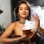 Megha Gupta Instagram - 𝑰 𝒘𝒊𝒍𝒍 𝒏𝒐𝒕 𝒓𝒆𝒔𝒄𝒖𝒆 𝒚𝒐𝒖, 𝒇𝒐𝒓 𝒚𝒐𝒖 𝒂𝒓𝒆 𝒏𝒐𝒕 𝒑𝒐𝒘𝒆𝒓𝒍𝒆𝒔𝒔. 𝑰 𝒘𝒊𝒍𝒍 𝒏𝒐𝒕 𝒇𝒊𝒙 𝒚𝒐𝒖. 𝑭𝒐𝒓 𝒚𝒐𝒖 𝒂𝒓𝒆 𝒏𝒐𝒕 𝒃𝒓𝒐𝒌𝒆𝒏. 𝑰 𝒘𝒊𝒍𝒍 𝒏𝒐𝒕 𝒉𝒆𝒂𝒍 𝒚𝒐𝒖. 𝑭𝒐𝒓 𝑰 𝒔𝒆𝒆 𝒚𝒐𝒖 𝒊𝒏 𝒚𝒐𝒖𝒓 𝒘𝒉𝒐𝒍𝒆𝒏𝒆𝒔𝒔 𝑰 𝒘𝒊𝒍𝒍 𝒘𝒂𝒍𝒌 𝒘𝒊𝒕𝒉 𝒚𝒐𝒖 𝒕𝒉𝒓𝒐𝒖𝒈𝒉 𝒕𝒉𝒆 𝒅𝒂𝒓𝒌𝒏𝒆𝒔𝒔 𝒂𝒔 𝒚𝒐𝒖 𝒓𝒆𝒎𝒆𝒎𝒃𝒆𝒓 𝒚𝒐𝒖𝒓 𝒍𝒊𝒈𝒉𝒕. - 𝒕𝒉𝒆 𝒎𝒆𝒅𝒊𝒄𝒊𝒏𝒆 𝒘𝒐𝒎𝒂𝒏 🔱 #energyplay #energyhealing #medicine #healing #healingvibrations #medicinewoman #sacredspace #sacredenergyexchange #sacredenergy #meghagupta