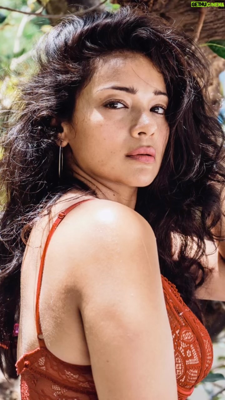 Megha Gupta Instagram - πππππ πππ π π πππ πππππ πππππ’ πππ ππππππ β’ #mood #tan #sunshine #goa #portrait #red #actor #wild #hair #raw #nofilter