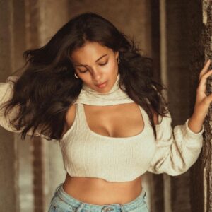Megha Gupta Instagram - 𝙰𝚗 𝚊𝚖𝚊𝚣𝚒𝚗𝚐 𝚝𝚑𝚒𝚗𝚐 𝚑𝚊𝚙𝚙𝚎𝚗𝚜 𝚠𝚑𝚎𝚗 𝚢𝚘𝚞 𝚐𝚎𝚝 𝚑𝚘𝚗𝚎𝚜𝚝 𝚠𝚒𝚝𝚑 𝚢𝚘𝚞𝚛𝚜𝚎𝚕𝚏 𝚊𝚗𝚍 𝚜𝚝𝚊𝚛𝚝 𝚍𝚘𝚒𝚗𝚐 𝚠𝚑𝚊𝚝 𝚢𝚘𝚞 𝚕𝚘𝚟𝚎, 𝚠𝚑𝚊𝚝 𝚖𝚊𝚔𝚎𝚜 𝚢𝚘𝚞 𝚑𝚊𝚙𝚙𝚢.
𝚈𝚘𝚞𝚛 𝚕𝚒𝚏𝚎 𝚕𝚒𝚝𝚎𝚛𝚊𝚕𝚕𝚢 𝚜𝚕𝚘𝚠𝚜 𝚍𝚘𝚠𝚗.
𝚈𝚘𝚞 𝚜𝚝𝚘𝚙 𝚠𝚒𝚜𝚑𝚒𝚗𝚐 𝚏𝚘𝚛 𝚝𝚑𝚎 𝚠𝚎𝚎𝚔𝚎𝚗𝚍.
𝚈𝚘𝚞 𝚜𝚝𝚘𝚙 𝚖𝚎𝚛𝚎𝚕𝚢 𝚕𝚘𝚘𝚔𝚒𝚗𝚐 𝚏𝚘𝚛𝚠𝚊𝚛𝚍 𝚝𝚘 𝚜𝚙𝚎𝚌𝚒𝚊𝚕 𝚎𝚟𝚎𝚗𝚝𝚜. 
𝚈𝚘𝚞 𝚋𝚎𝚐𝚒𝚗 𝚝𝚘 𝚕𝚒𝚟𝚎 𝚒𝚗 𝚎𝚊𝚌𝚑 𝚖𝚘𝚖𝚎𝚗𝚝 𝚊𝚗𝚍 𝚢𝚘𝚞 𝚜𝚝𝚊𝚛𝚝 𝚏𝚎𝚎𝚕𝚒𝚗𝚐 𝚕𝚒𝚔𝚎 𝚊 𝚑𝚞𝚖𝚊𝚗 𝚋𝚎𝚒𝚗𝚐. 
𝚈𝚘𝚞 𝚓𝚞𝚜𝚝 𝚛𝚒𝚍𝚎 𝚝𝚑𝚎 𝚠𝚊𝚟𝚎 𝚝𝚑𝚊𝚝 𝚒𝚜 𝚕𝚒𝚏𝚎, 𝚠𝚒𝚝𝚑 𝚝𝚑𝚒𝚜 𝚏𝚎𝚎𝚕𝚒𝚗𝚐 𝚘𝚏 𝚌𝚘𝚗𝚝𝚎𝚗𝚝𝚖𝚎𝚗𝚝 𝚊𝚗𝚍 𝚓𝚘𝚢. 
𝚈𝚘𝚞 𝚖𝚘𝚟𝚎 𝚏𝚕𝚞𝚒𝚍𝚕𝚢, 𝚜𝚝𝚎𝚊𝚍𝚒𝚕𝚢, 𝚌𝚊𝚕𝚖 𝚊𝚗𝚍 𝚐𝚛𝚊𝚝𝚎𝚏𝚞𝚕. 
𝙰 𝚟𝚎𝚒𝚕 𝚒𝚜 𝚕𝚒𝚏𝚝𝚎𝚍, 𝚊𝚗𝚍 𝚊 𝚠𝚑𝚘𝚕𝚎 𝚗𝚎𝚠 𝚙𝚎𝚛𝚜𝚙𝚎𝚌𝚝𝚒𝚟𝚎 𝚒𝚜 𝚋𝚘𝚛𝚗.
𝙸𝚝’𝚜 𝚜𝚘 𝚗𝚒𝚌𝚎 𝚝𝚘 𝚠𝚊𝚗𝚝 𝚜𝚘𝚖𝚎𝚝𝚑𝚒𝚗𝚐 𝚊𝚗𝚍 𝚊𝚌𝚝𝚞𝚊𝚕𝚕𝚢 𝚑𝚊𝚟𝚎 𝚒𝚝. 
𝚆𝚑𝚊𝚝 𝚝𝚑𝚊𝚝 𝚒𝚜, 𝚢𝚘𝚞 𝚍𝚎𝚌𝚒𝚍𝚎. 

𝚃𝚑𝚊𝚗𝚔 𝚢𝚘𝚞 𝚄𝚗𝚒𝚟𝚎𝚛𝚜𝚎, 𝚖𝚘𝚛𝚎 𝚘𝚏 𝚝𝚑𝚒𝚜 𝚙𝚕𝚎𝚊𝚜𝚎 💜

@areesz 

#mentalhealth #manifestation #gratitude #ootd #instagram #instadaily #india #winter #goa #mumbai