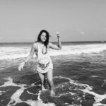 Megha Gupta Instagram - 𝚀𝚞𝚒𝚝 𝚏𝚒𝚐𝚑𝚝𝚒𝚗𝚐 𝚝𝚑𝚎 𝚏𝚛𝚎𝚚𝚞𝚎𝚗𝚌𝚢, 𝚕𝚎𝚝 𝚝𝚑𝚎 𝚍𝚎𝚊𝚍 𝚕𝚎𝚊𝚟𝚎𝚜 𝚍𝚛𝚘𝚙. 𝚝𝚑𝚒𝚜 𝚒𝚜 𝚝𝚑𝚎 𝚗𝚎𝚠 𝚜𝚎𝚊𝚜𝚘𝚗. 𝚎𝚟𝚎𝚛𝚢𝚝𝚑𝚒𝚗𝚐 𝚒𝚗 𝚟𝚒𝚋𝚛𝚊𝚝𝚒𝚘𝚗 𝚠𝚒𝚕𝚕 𝚏𝚊𝚕𝚕 𝚒𝚗 𝚙𝚕𝚊𝚌𝚎, 𝚘𝚗𝚌𝚎 𝚢𝚘𝚞 𝚕𝚎𝚝 𝚐𝚘 𝚘𝚏 𝚎𝚟𝚎𝚛𝚢𝚝𝚑𝚒𝚗𝚐, 𝚝𝚑𝚊𝚝'𝚜 𝚗𝚘𝚝 𝚒𝚗 𝚊𝚕𝚒𝚐𝚗𝚖𝚎𝚗𝚝. #mood #sheddingseason #bw #goa #beachlife #sand #water #sun #salt #therapy