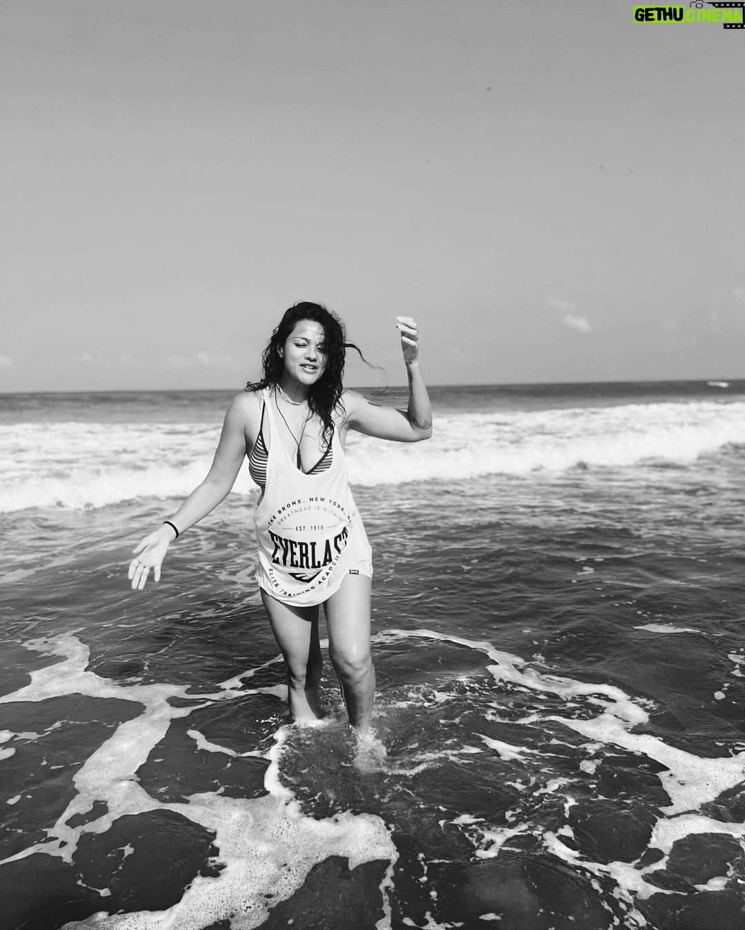 Megha Gupta Instagram - 𝚀𝚞𝚒𝚝 𝚏𝚒𝚐𝚑𝚝𝚒𝚗𝚐 𝚝𝚑𝚎 𝚏𝚛𝚎𝚚𝚞𝚎𝚗𝚌𝚢, 𝚕𝚎𝚝 𝚝𝚑𝚎 𝚍𝚎𝚊𝚍 𝚕𝚎𝚊𝚟𝚎𝚜 𝚍𝚛𝚘𝚙. 𝚝𝚑𝚒𝚜 𝚒𝚜 𝚝𝚑𝚎 𝚗𝚎𝚠 𝚜𝚎𝚊𝚜𝚘𝚗. 𝚎𝚟𝚎𝚛𝚢𝚝𝚑𝚒𝚗𝚐 𝚒𝚗 𝚟𝚒𝚋𝚛𝚊𝚝𝚒𝚘𝚗 𝚠𝚒𝚕𝚕 𝚏𝚊𝚕𝚕 𝚒𝚗 𝚙𝚕𝚊𝚌𝚎, 𝚘𝚗𝚌𝚎 𝚢𝚘𝚞 𝚕𝚎𝚝 𝚐𝚘 𝚘𝚏 𝚎𝚟𝚎𝚛𝚢𝚝𝚑𝚒𝚗𝚐, 𝚝𝚑𝚊𝚝'𝚜 𝚗𝚘𝚝 𝚒𝚗 𝚊𝚕𝚒𝚐𝚗𝚖𝚎𝚗𝚝. #mood #sheddingseason #bw #goa #beachlife #sand #water #sun #salt #therapy