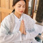 Megha Gupta Instagram - @jayatigoenka.handwork Ｓｌｏｗ　ｆａｓｈｉｏｎ　•　Ｓｕｓｔａｉｎａｂｌｅ　•　ｈｏｍｅ　ｇｒｏｗｎ • #indian #indianwear #boho #sustainability #homegrown #white #linen #slowfashion #meghaGupta #indianwear #plantmedicine #heal #healing