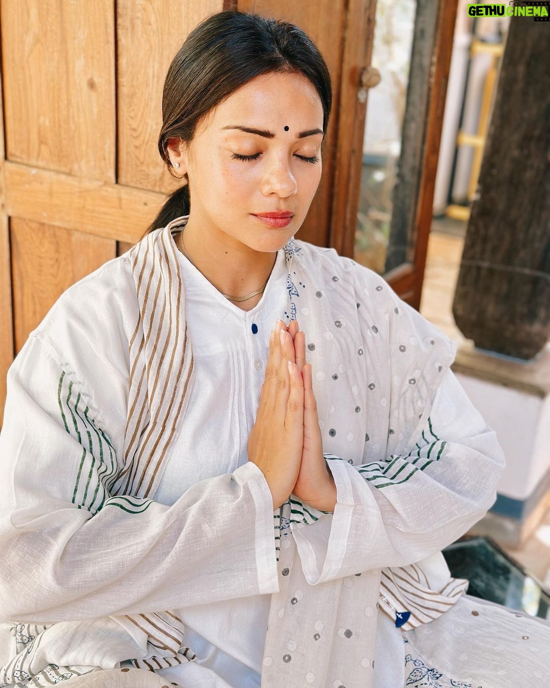 Megha Gupta Instagram - @jayatigoenka.handwork Slow fashion • Sustainable • home grown • #indian #indianwear #boho #sustainability #homegrown #white #linen #slowfashion #meghaGupta #indianwear #plantmedicine #heal #healing