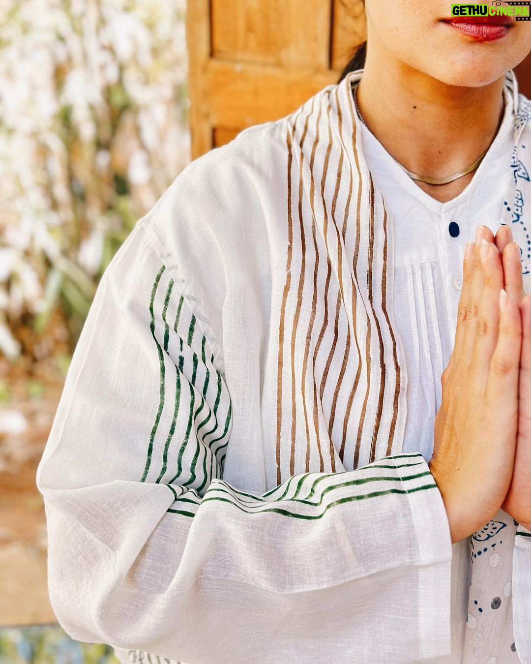 Megha Gupta Instagram - @jayatigoenka.handwork Slow fashion • Sustainable • home grown • #indian #indianwear #boho #sustainability #homegrown #white #linen #slowfashion #meghaGupta #indianwear #plantmedicine #heal #healing
