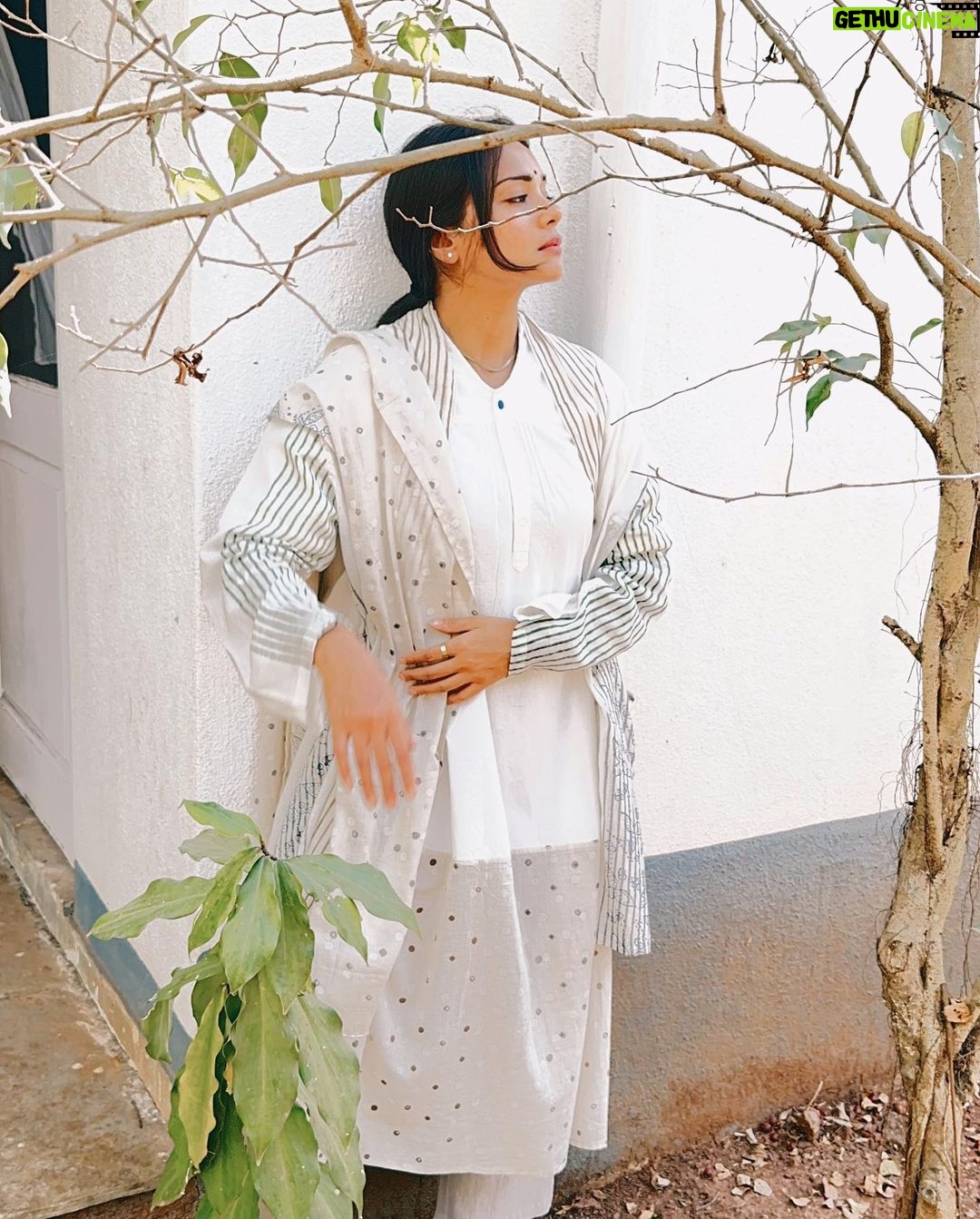 Megha Gupta Instagram - @jayatigoenka.handwork Slow fashion • Sustainable • home grown • #indian #indianwear #boho #sustainability #homegrown #white #linen #slowfashion #meghaGupta #indianwear #plantmedicine #heal #healing