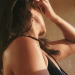 Megha Gupta Instagram - 𝚆𝚎 𝚊𝚛𝚎 𝚊𝚕𝚕 𝚓𝚞𝚜𝚝 𝚊 𝚌𝚊𝚛 𝚌𝚛𝚊𝚜𝚑, 𝚊 𝚍𝚒𝚊𝚐𝚗𝚘𝚜𝚒𝚜, 𝚊𝚗 𝚞𝚗𝚎𝚡𝚙𝚎𝚌𝚝𝚎𝚍 𝚙𝚑𝚘𝚗𝚎 𝚌𝚊𝚕𝚕, 𝚊 𝚗𝚎𝚠𝚏𝚘𝚞𝚗𝚍 𝚕𝚘𝚟𝚎 𝚘𝚛 𝚊 𝚋𝚛𝚘𝚔𝚎𝚗 𝚑𝚎𝚊𝚛𝚝 𝚊𝚠𝚊𝚢 𝚏𝚛𝚘𝚖 𝚋𝚎𝚌𝚘𝚖𝚒𝚗𝚐 𝚊 𝚌𝚘𝚖𝚙𝚕𝚎𝚝𝚎𝚕𝚢 𝚍𝚒𝚏𝚏𝚎𝚛𝚎𝚗𝚝 𝚙𝚎𝚛𝚜𝚘𝚗. 𝙷𝚘𝚠 𝚋𝚎𝚊𝚞𝚝𝚒𝚏𝚞𝚕𝚕𝚢 𝚏𝚛𝚊𝚐𝚒𝚕𝚎 𝚊𝚛𝚎 𝚠𝚎 𝚝𝚑𝚊𝚝 𝚜𝚘 𝚖𝚊𝚗𝚢 𝚝𝚑𝚒𝚗𝚐𝚜 𝚌𝚊𝚗 𝚝𝚊𝚔𝚎 𝚋𝚞𝚝 𝚊 𝚖𝚘𝚖𝚎𝚗𝚝 𝚝𝚘 𝚊𝚕𝚝𝚎𝚛 𝚠𝚑𝚘 𝚠𝚎 𝚊𝚛𝚎 𝚏𝚘𝚛 𝚏𝚘𝚛𝚎𝚟𝚎𝚛? - 𝚂𝚊𝚖𝚞𝚎𝚕 𝙳𝚎𝚌𝚔𝚎𝚛 𝚃𝚑𝚘𝚖𝚙𝚜𝚘𝚗 𝙰𝚗𝚍 𝚜𝚘, 𝚜𝚖𝚒𝚕𝚎, 𝚕𝚊𝚞𝚐𝚑, 𝚕𝚎𝚝 𝚝𝚑𝚊𝚝 𝚜𝚑𝚒𝚝 𝚐𝚘 𝚊𝚗𝚍 𝚒𝚏 𝙸 𝚖𝚊𝚢 𝚝𝚊𝚔𝚎 𝚝𝚑𝚎 𝚕𝚒𝚋𝚎𝚛𝚝𝚢 𝚘𝚏 𝚚𝚞𝚘𝚝𝚒𝚗𝚐 𝚜𝚘𝚖𝚎𝚘𝚗𝚎 - 𝙴𝚗𝚓𝚘𝚢 𝚕𝚒𝚔𝚎 𝚊𝚗𝚢𝚝𝚑𝚒𝚗𝚐 🐣 #Sunday #restday #chillscenes #bikinigirl #tropical #goa #india #denim #mood #tan #sunshine #bikini #suntherapy #life #lifestyle #india #summer #muscle #fat #protein #meghagupta