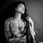 Megha Gupta Instagram - #ꜱᴜɴᴅᴀʏ ᴜꜱᴇ ʏᴏᴜʀ ʙʀᴇᴀᴛʜᴇ ᴛᴏ ꜰʀᴇᴇ ʏᴏᴜʀꜱᴇʟꜰ @shraddha_lotlikar @magicweavers #restday #goa #india #bw #bnw