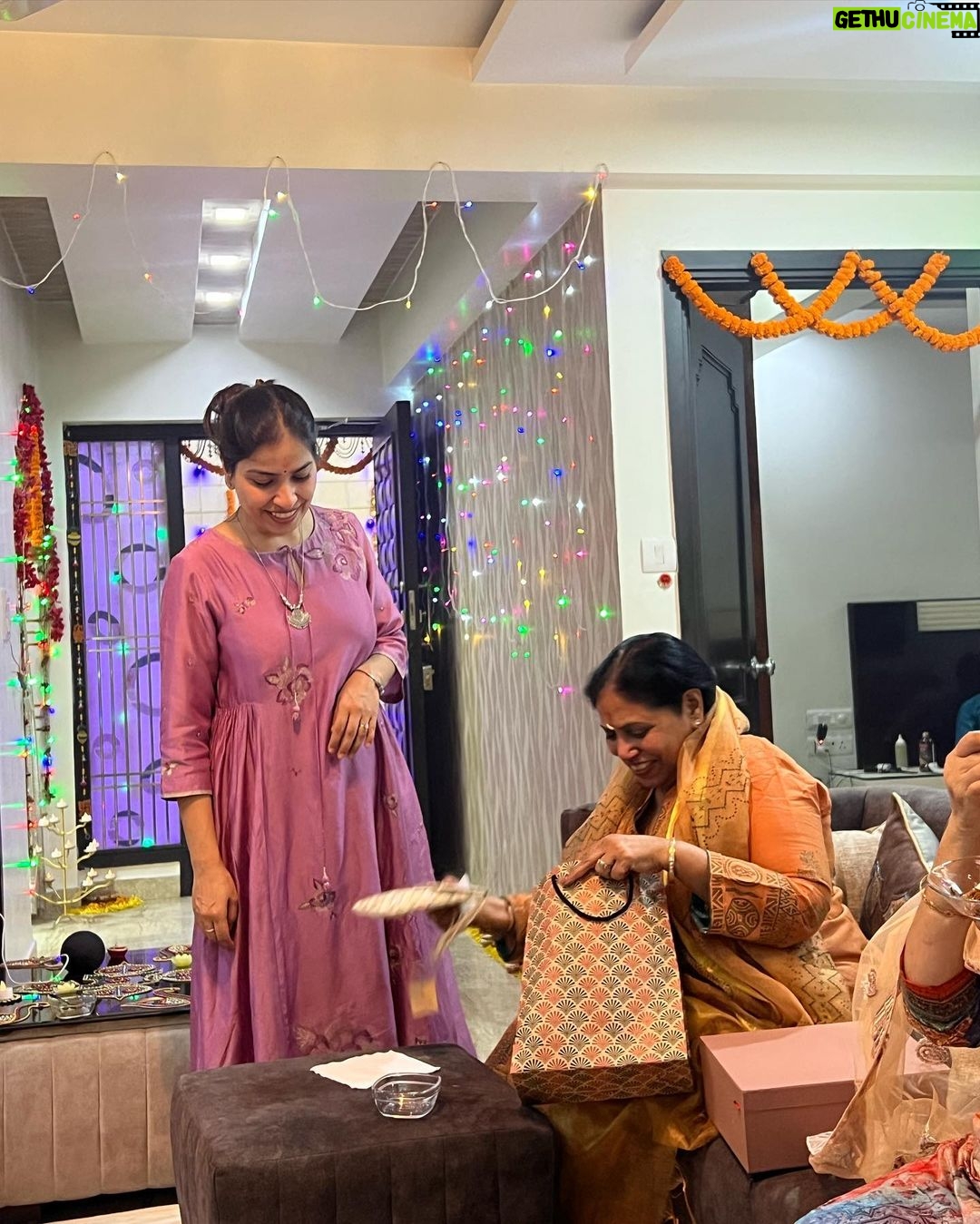Megha Gupta Instagram - Delhi Gurgaon for a few hours and they flew by faster than a speeding bullet. There were moments prettier than these, but then, at that point, I didn't care where my phone was :) Diwali was happy happy I hope you had a lovely time and I hope you keep that warmth in your heart all year round. #diwali #diwali2023 #family #india #indian #travel #festivefeeling #happydays #happydiwali
