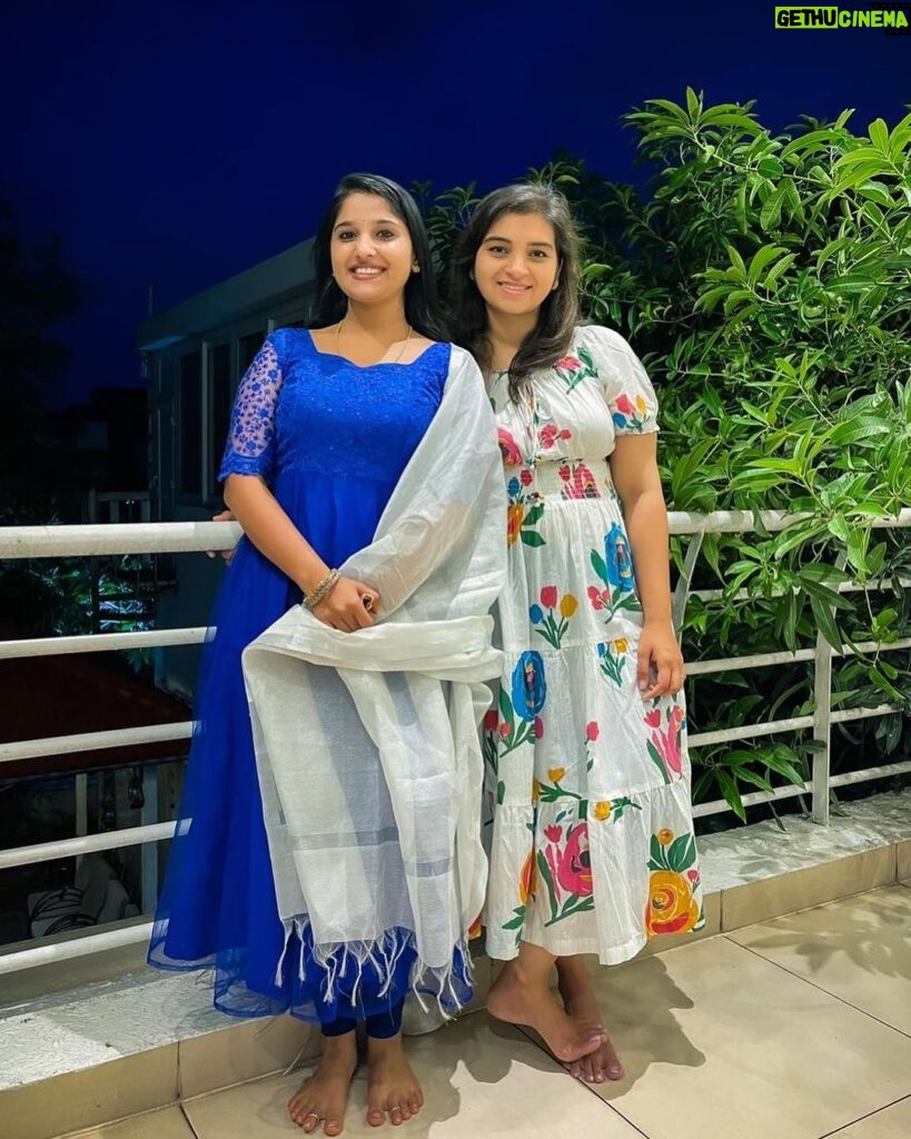 Meghana Lokesh Instagram - Years have passed..but nothing between us has changed! ❤️ @neeharikamulpur it was truly blissful to meet you and your lovely family 👨‍👩‍👧 @pradyumna_mulpur_productions #nostalgia #sheshirekhaparinayam #friendship Hyderabad