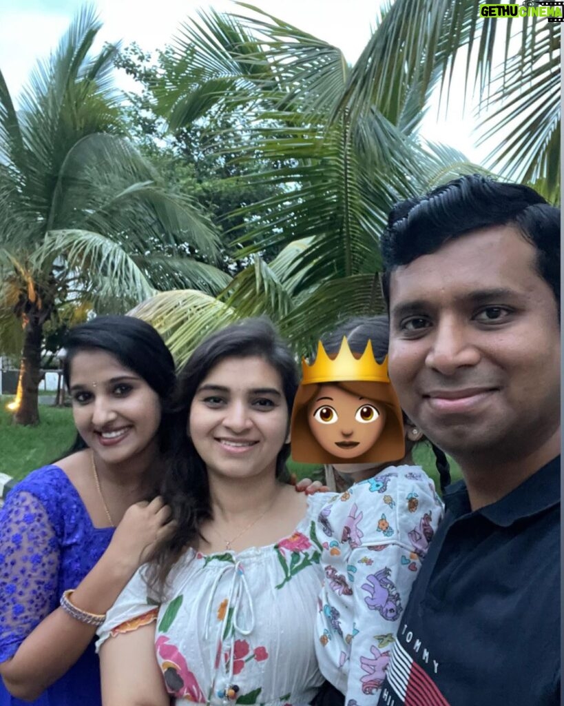 Meghana Lokesh Instagram - Years have passed..but nothing between us has changed! ❤ @neeharikamulpur it was truly blissful to meet you and your lovely family 👨‍👩‍👧 @pradyumna_mulpur_productions #nostalgia #sheshirekhaparinayam #friendship Hyderabad