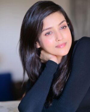 Mishti Instagram - Eyes that reflect the depth of ur soul ❤️

.

.

#mishtichakravarty #motivation #quotes #beautiful #instadaily #myself #inspiration #mood #vibes #motivationalquotes #beautiful #sensuous