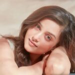 Mishti Instagram - Love & light & peace.... #mishtichakravarty #picoftheday #happiness #love #instagood #selflove #prettygirl #indiangirl #beautifulindiangirl 📷 @rajeshdeora.007