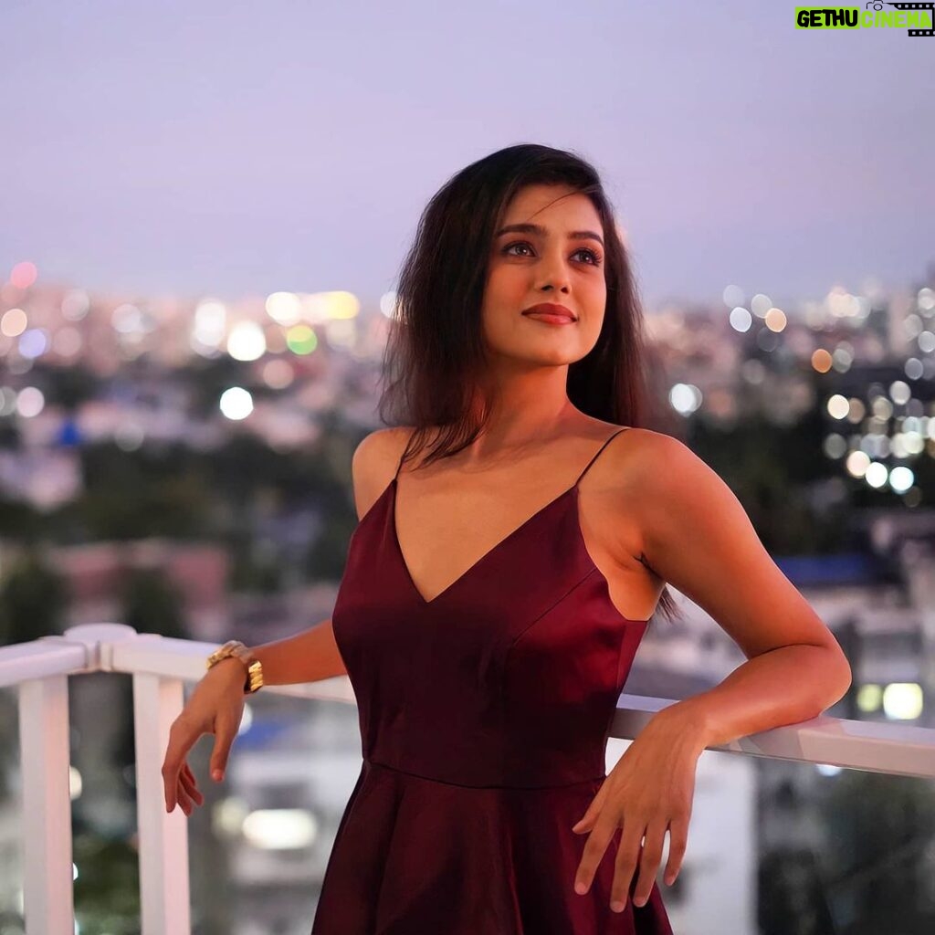 Mishti Instagram - Find someone who can be your piece of open sky amid vast concrete jungles 😍 Photo courtesy @vinaysharmaofficiaal @vinayshaarma #love #loveisintheair #inlove #lovestatus #lovequotes #mishtichakravarty #lovelylady #quote #quoteoftheday #deepquotes #beautiful #nightsky #skyline #photooftheday #mesmerizing #beauty #picoftheday #theskyispink