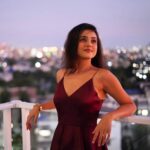 Mishti Instagram - Find someone who can be your piece of open sky amid vast concrete jungles 😍 Photo courtesy @vinaysharmaofficiaal @vinayshaarma #love #loveisintheair #inlove #lovestatus #lovequotes #mishtichakravarty #lovelylady #quote #quoteoftheday #deepquotes #beautiful #nightsky #skyline #photooftheday #mesmerizing #beauty #picoftheday #theskyispink