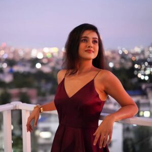 Mishti Instagram - Find someone who can be your piece of open sky amid vast concrete jungles 😍

Photo courtesy @vinaysharmaofficiaal
@vinayshaarma

#love #loveisintheair #inlove #lovestatus #lovequotes #mishtichakravarty #lovelylady #quote #quoteoftheday #deepquotes #beautiful #nightsky #skyline #photooftheday #mesmerizing #beauty #picoftheday #theskyispink