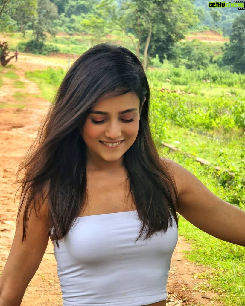 Mishti Instagram - The #carefree #life #pictureperfect #picstagram #picoftheday #lifeisgood #beauty #nature #countryside #greennature #greenery #girlinwhite #trending #prettygirl #instapicture #instalike #instagram #instagood #happy #happiness #happymood #mood #tuesday #tuesdayvibes #tuesdaymood