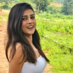 Mishti Instagram - Daily dose of #green 😎 #mishtichakravarty #instapicture #photooftheday #instalike #picstagram #nature #instapic #greenery #greennature #village #villagesofindia
