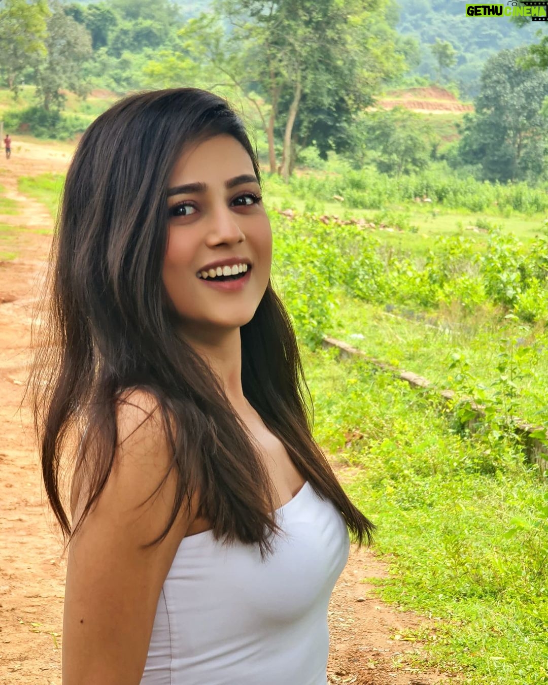 Mishti - 17.5K Likes - Daily dose of #green 😎
#mishtichakravarty #instapicture #photooftheday #instalike #picstagram #nature #instapic #greenery #greennature #village #villagesofindia