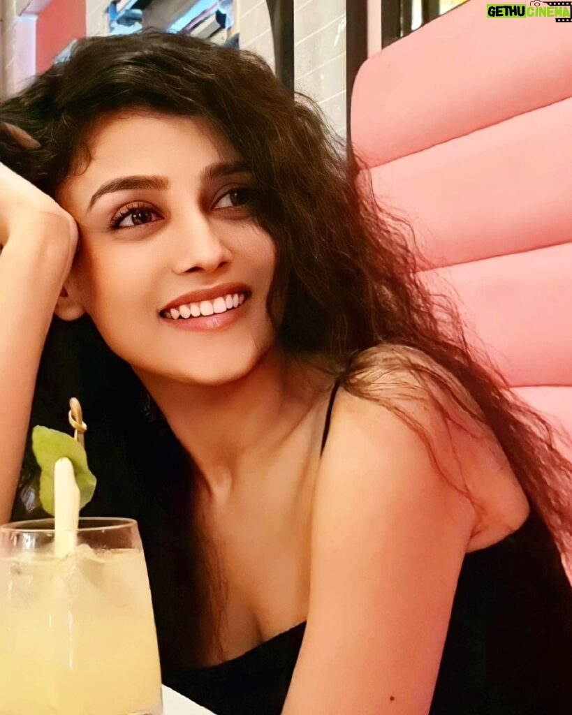 Mishti Instagram - Serious preparations to enter into the weekend 😅😅😅 #chilling #chill #love #instagood #relax #summer #happy #friends #fun #photography #music #goodvibes #photooftheday #chillvibes #smile #relaxing #instagram #cute #picoftheday #chillin #party #summervibes #weekend #bhfyp #prettygirl #prettysmile #mishtichakravarty