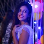 Mishti Instagram - Amid all the darkness of the world... There's light around me 💗 Tag 5 of your friends who you feel brings light and love to your life.... #lights #lightofhope #instagood #instapose #instapic #fun #beautifulnight #love #lightoflove #prettywoman #prettygirl #prettysmile #nightatthebeach