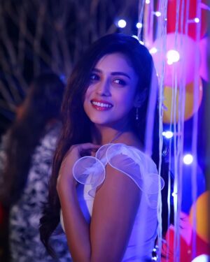Mishti Instagram - Amid all the darkness of the world... There's light around me 💗
Tag 5 of your friends who you feel brings light and love to your life.... 

#lights #lightofhope #instagood #instapose #instapic #fun #beautifulnight #love #lightoflove #prettywoman #prettygirl #prettysmile #nightatthebeach