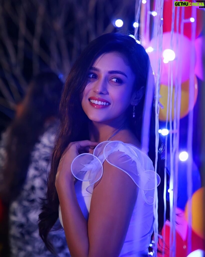 Mishti Instagram - Amid all the darkness of the world... There's light around me 💗 Tag 5 of your friends who you feel brings light and love to your life.... #lights #lightofhope #instagood #instapose #instapic #fun #beautifulnight #love #lightoflove #prettywoman #prettygirl #prettysmile #nightatthebeach