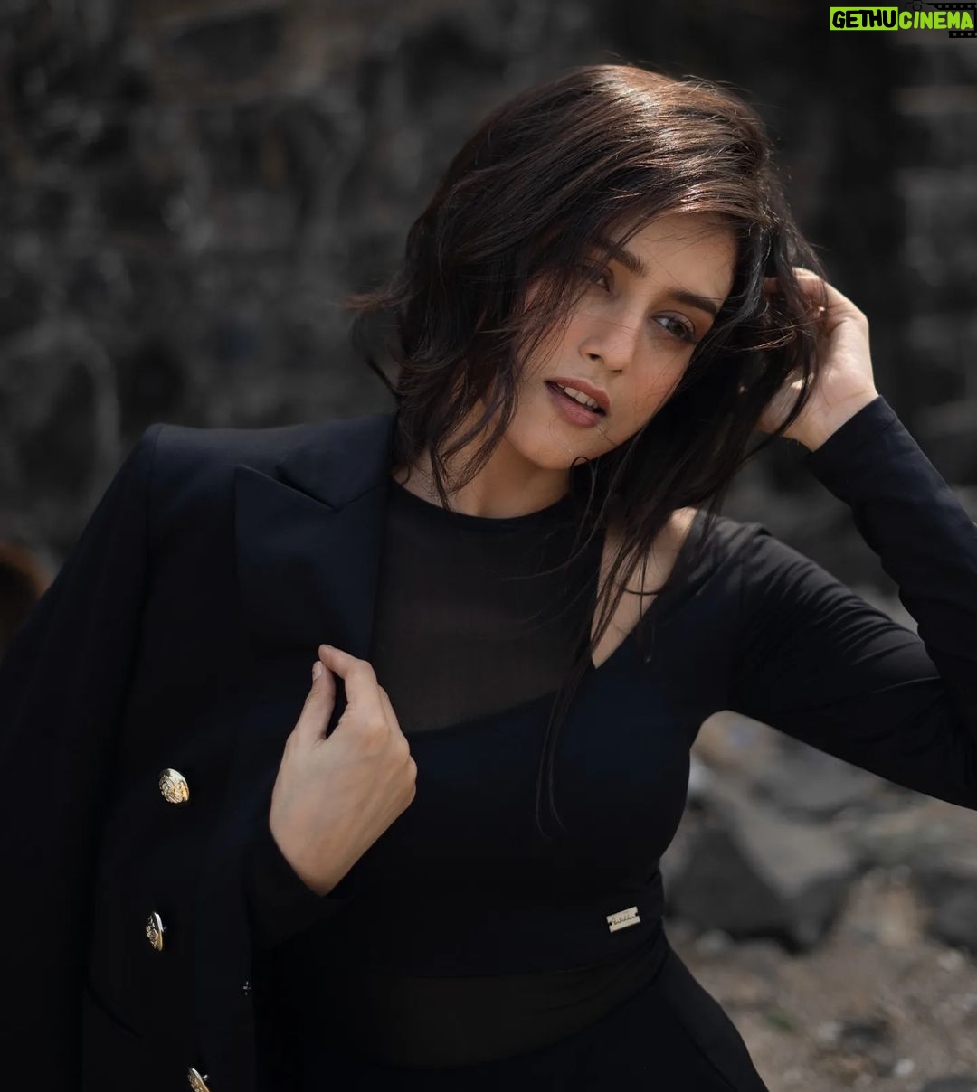 Mishti - 13.9K Likes - SWIPE 👉👉
She might just look fragile....
Bt she has fire inside.....
Stylist/creative - @shreyandurjastyle
Photographer - @sudopicia
Mua - @thatgalwithmakeup
Outfit - @theforbiddenfruit_india
Blazer- @kayjaybykritika
.
.
.
#morningvibes #instagood #selfconfidence #picoftheday #reelsinstagram #reelkarofeelkaro #reelstrending #fashion #clasyfashion #bossbabe #effortlesschic #beautiful #beauty #indiangirl #beautifulindiangirl #viral #viralpost #sexy #morningvibes #morningmood #mishtichakravarty