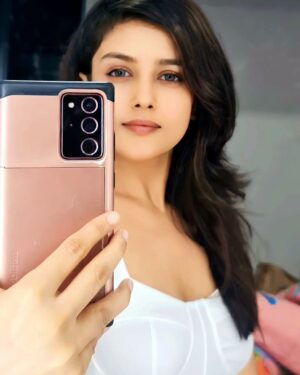 Mishti Instagram - They call it a mirror selfie... U can caption this to your heart's content 😜

#selfie #picoftheday #selﬁeoftheday
