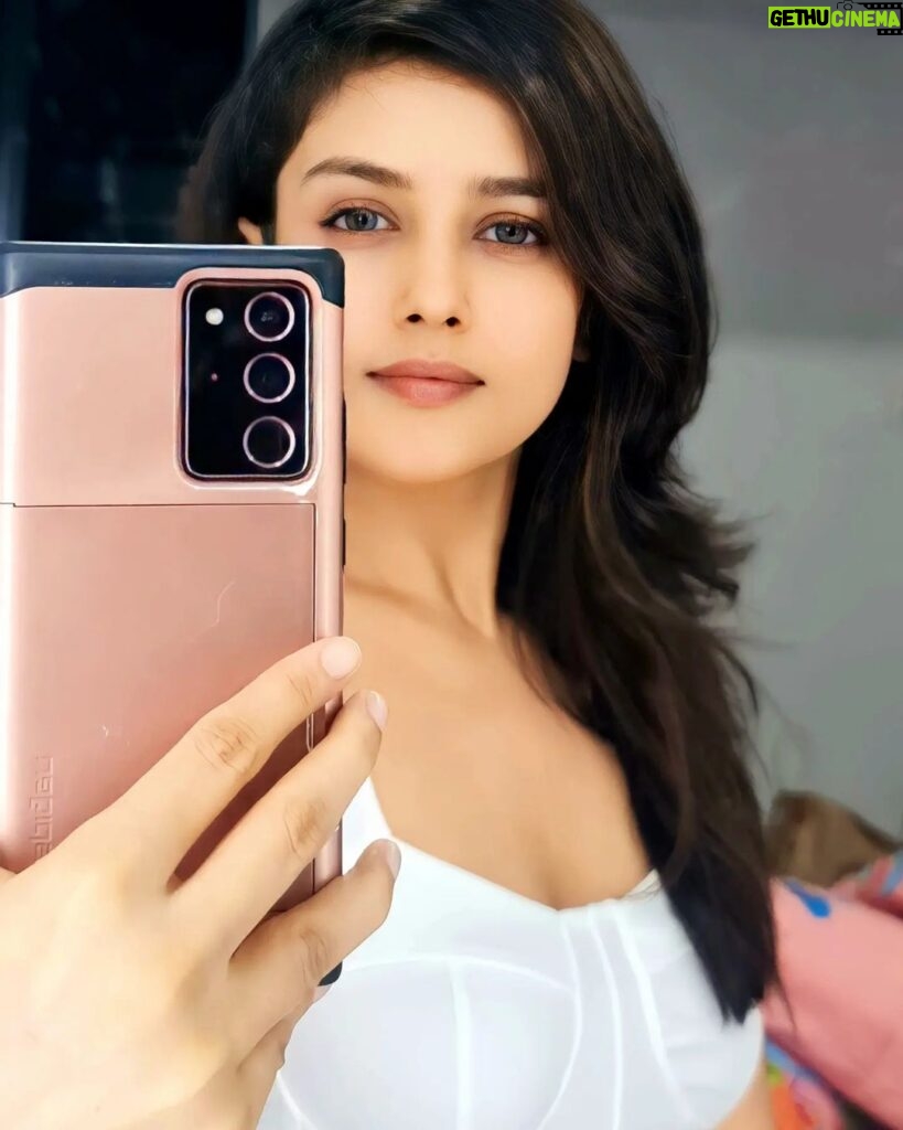 Mishti Instagram - They call it a mirror selfie... U can caption this to your heart's content 😜 #selfie #picoftheday #selﬁeoftheday