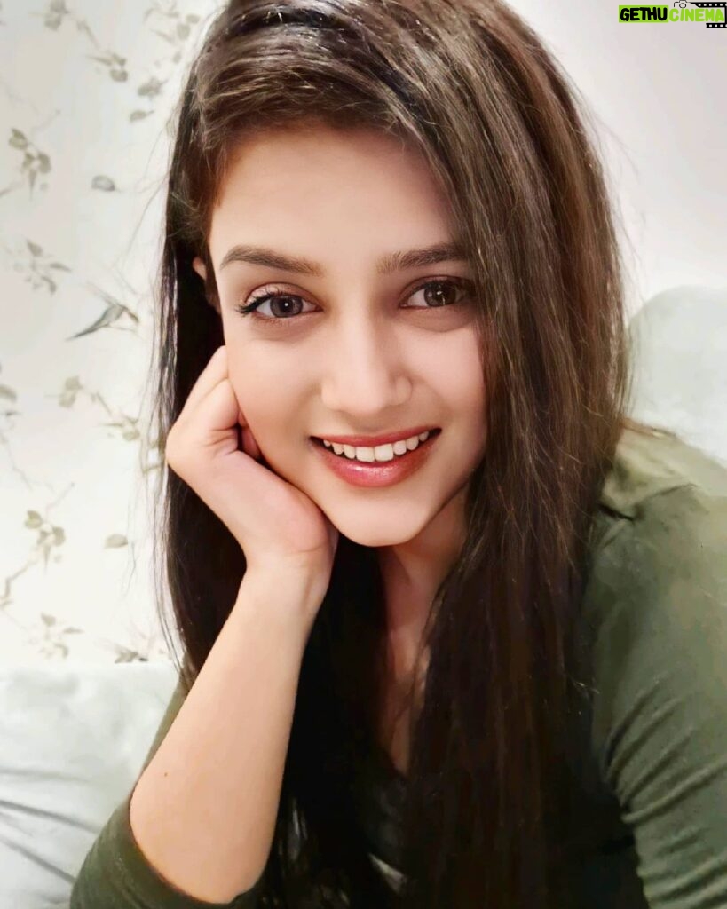 Mishti Instagram - Find a smile that can heal your heart ❤ #smile #instagood #photooftheday #beautiful #me #picoftheday #instagram #instadaily #myself #fashion #instalike #style #girl #photo #selfie #bhfyp
