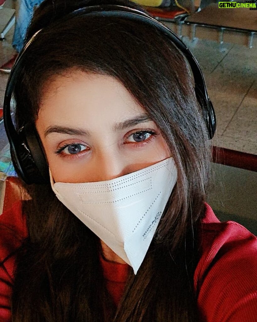 Mishti Instagram - Just another #travel #morning ❤ #airport #airplane #aircraft #planespotting #travel #instagramaviation #instaaviation #flight #aviationgeek #fly #instaplane #planespotter #flying #pandemictravel #wearyourmask #safety #instagood #instafashion #instalike #instadaily #instagram