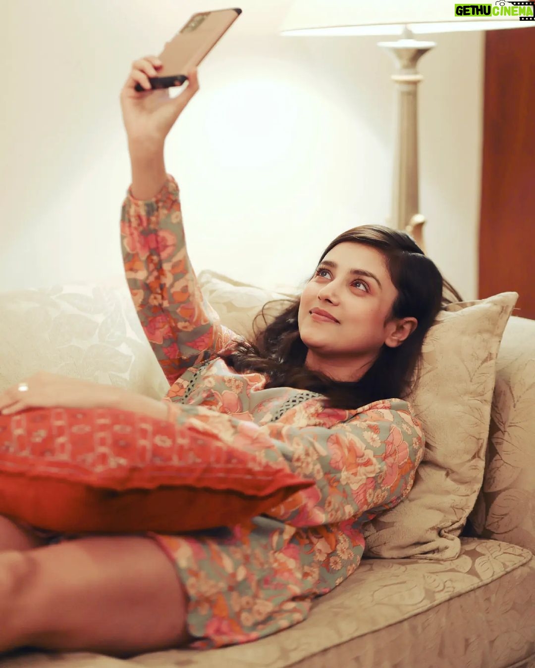 Mishti Instagram - Admiration knows no limit🙈😜 . #chilling #chillingmode #cute #offday #relaxmode #beautiful #instadaily #myself #picoftheday #cutegirl #selfie #selflove #selfobsessed #selfadmiration 📷 @zoominmomentsbyhardik
