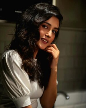 Mishti Instagram - She might be delicate....
But just on the surface 😅🙏

📷 @pj_shanth

#mishtichakravarty #picoftheday #happiness #love #instagood #mysterious #instagood #instagram #beauty #beautiful
