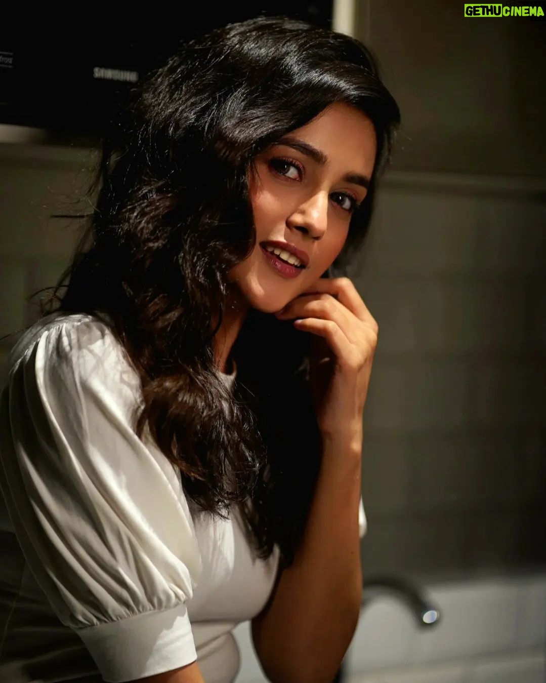Mishti - 16.3K Likes - She might be delicate....
But just on the surface 😅🙏
📷 @pj_shanth
#mishtichakravarty #picoftheday #happiness #love #instagood #mysterious #instagood #instagram #beauty #beautiful