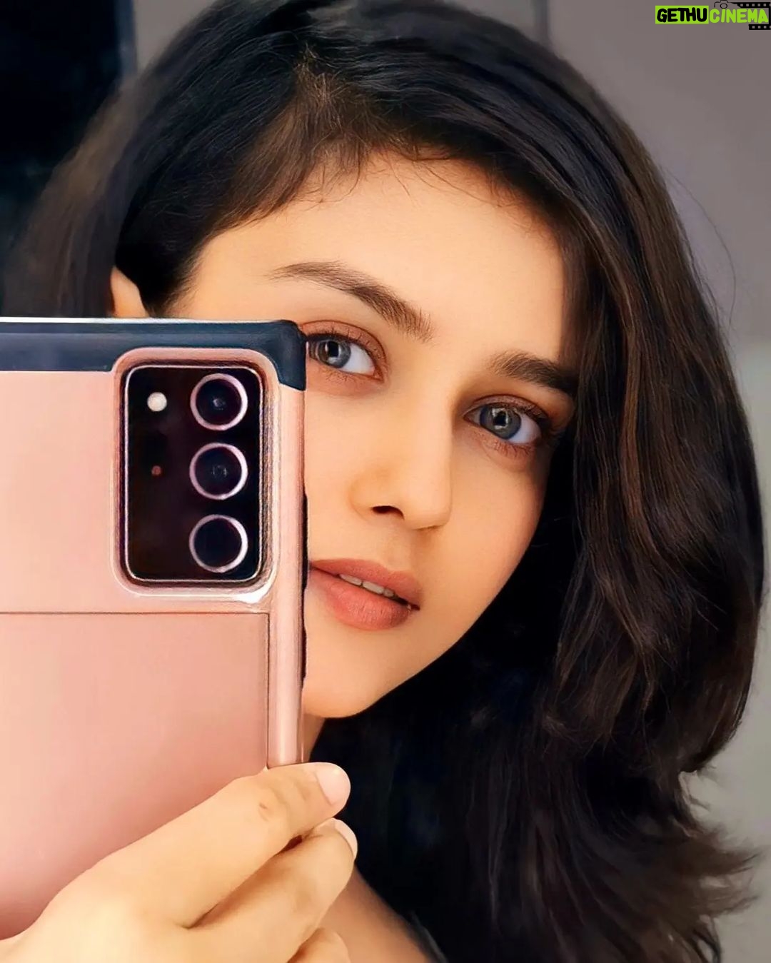 Mishti - 15.1K Likes - They call it a mirror selfie... U can caption this to your heart's content 😜
#selfie #picoftheday #selfieoftheday
