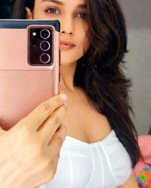 Mishti Instagram - They call it a mirror selfie... U can caption this to your heart's content 😜

#selfie #picoftheday #selﬁeoftheday