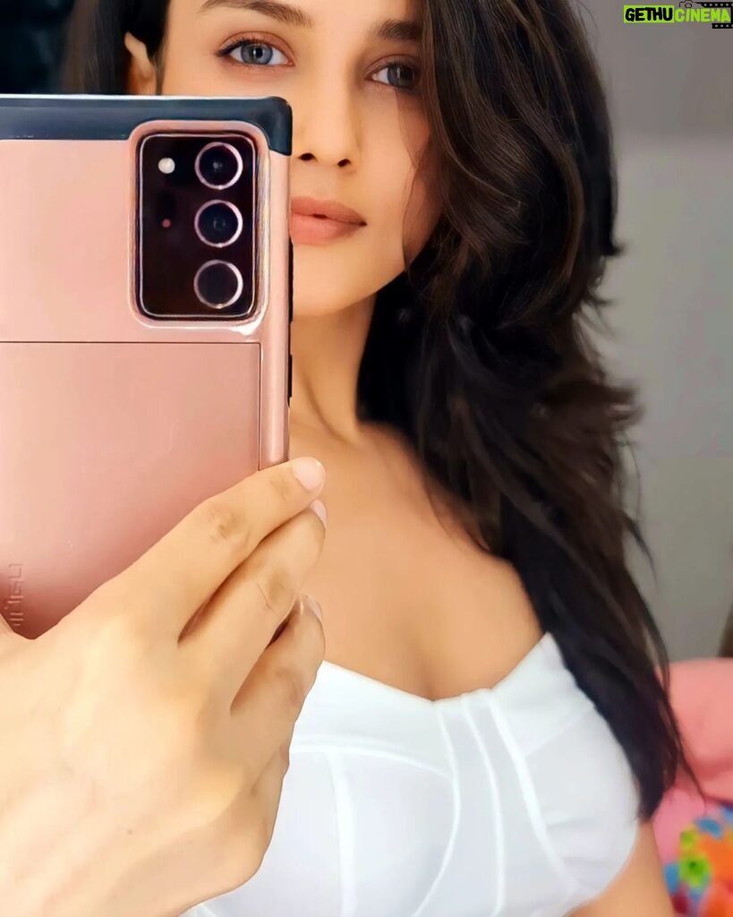 Mishti Instagram - They call it a mirror selfie... U can caption this to your heart's content 😜 #selfie #picoftheday #selﬁeoftheday
