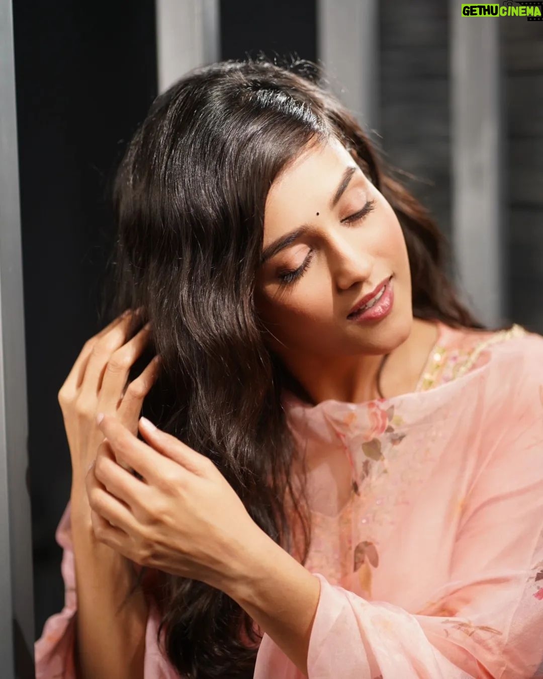 Mishti - 15.8K Likes - Glistening under the veil... ❤️
📷 @pj_shanth
.
.
#morningvibes #instagood #instagram #indiangirl #indianbeauty #mishtichakravarty #flawless #indianwear #ethnic #culture #bindi #indianbeauty #india #indianfashion