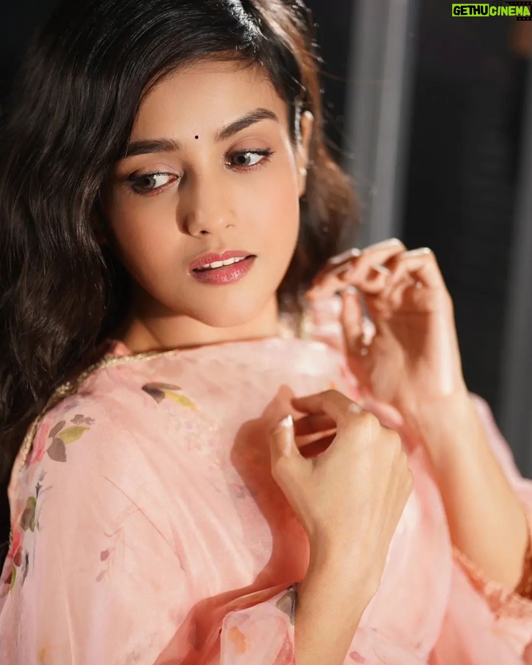 Mishti - 15.8K Likes - Glistening under the veil... ❤️
📷 @pj_shanth
.
.
#morningvibes #instagood #instagram #indiangirl #indianbeauty #mishtichakravarty #flawless #indianwear #ethnic #culture #bindi #indianbeauty #india #indianfashion