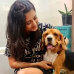 Mishti Instagram - The best photoshoot partner😂 . #mishtichakravarty #cute #cutepuppy #cutepuppies #instagood #realfun #dogsofinstagram #doggolove #puppiesofinstagram #puppy #instagood #puppylove #doggy