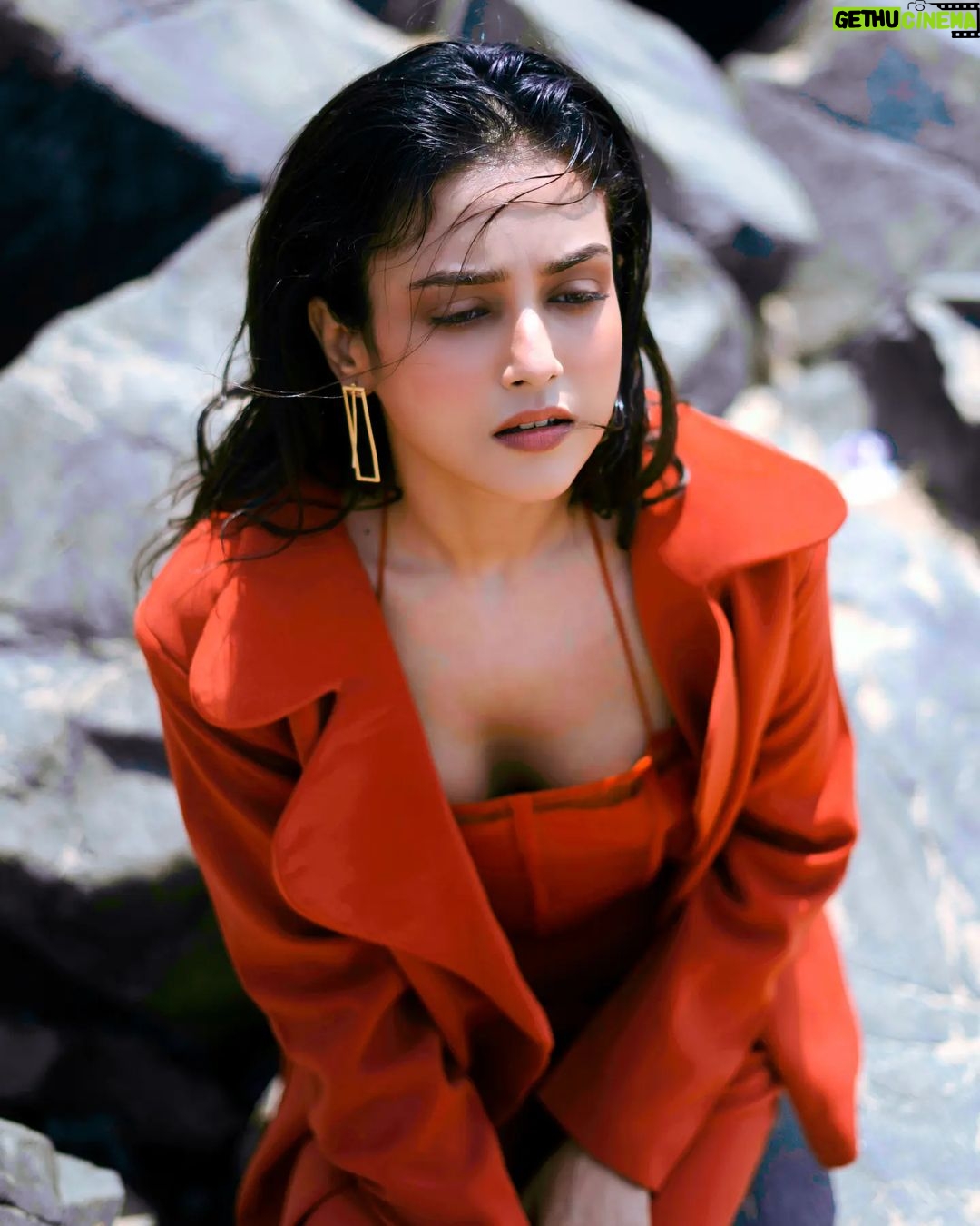 Mishti - 12.5K Likes - I do not refuse to be burnt to ashes... I know iam phoenix....
Stylist/creative - @shreyandurjastyle
@shrey_vaishnav_ @urja__amin
Photographer - @sudopicia
Mua - @thatgalwithmakeup
Outfit - @selvagestory.co
Jewellery - @the_jewel_gallery
#determination #lifemotivation #lifestyle #inspirationalquotes #quote #inspire #confidence #thoughtoftheday #instagood #instagram #happy #positivevibes #photooftheday #life #ontherocks #outdoor #outdoorphotography #fashion #indiangirl #indianbeauty #mishtichakravarty