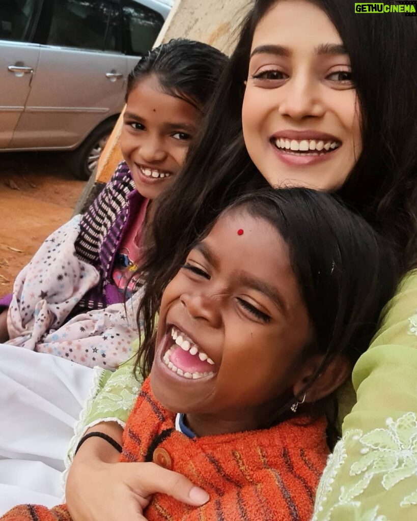 Mishti Instagram - This is how a picture from the heart looks like ❤️ #endof2021 #smile #fun #beautiful #pictureperfect #picstagram #instagood #realfun #children #cuties #joy #joyofliving #joyoflife #loveandlight #loveandlaughter #innocence #spreadlove #spreadhappiness #littlekids #kids
