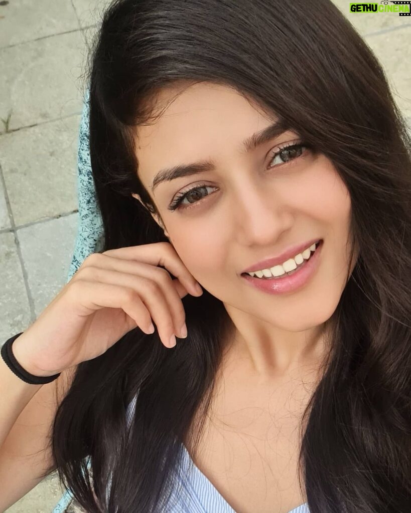 Mishti Instagram - A few smiles a day Can keep the doctor away😅😅 #mishtichakravarty #smile #photooftheday #cute #chill #chillvibes #instagood #prettygirl #indiangirl