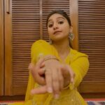 Mohena Singh Instagram – Kaagaz ke do pankh 💛

Inspired by @mehtaamey and @priyanka.mehta01 choreography.
You guys are awesome 😘