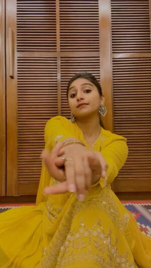 Mohena Singh Instagram - Kaagaz ke do pankh 💛

Inspired by @mehtaamey and @priyanka.mehta01 choreography.
You guys are awesome 😘